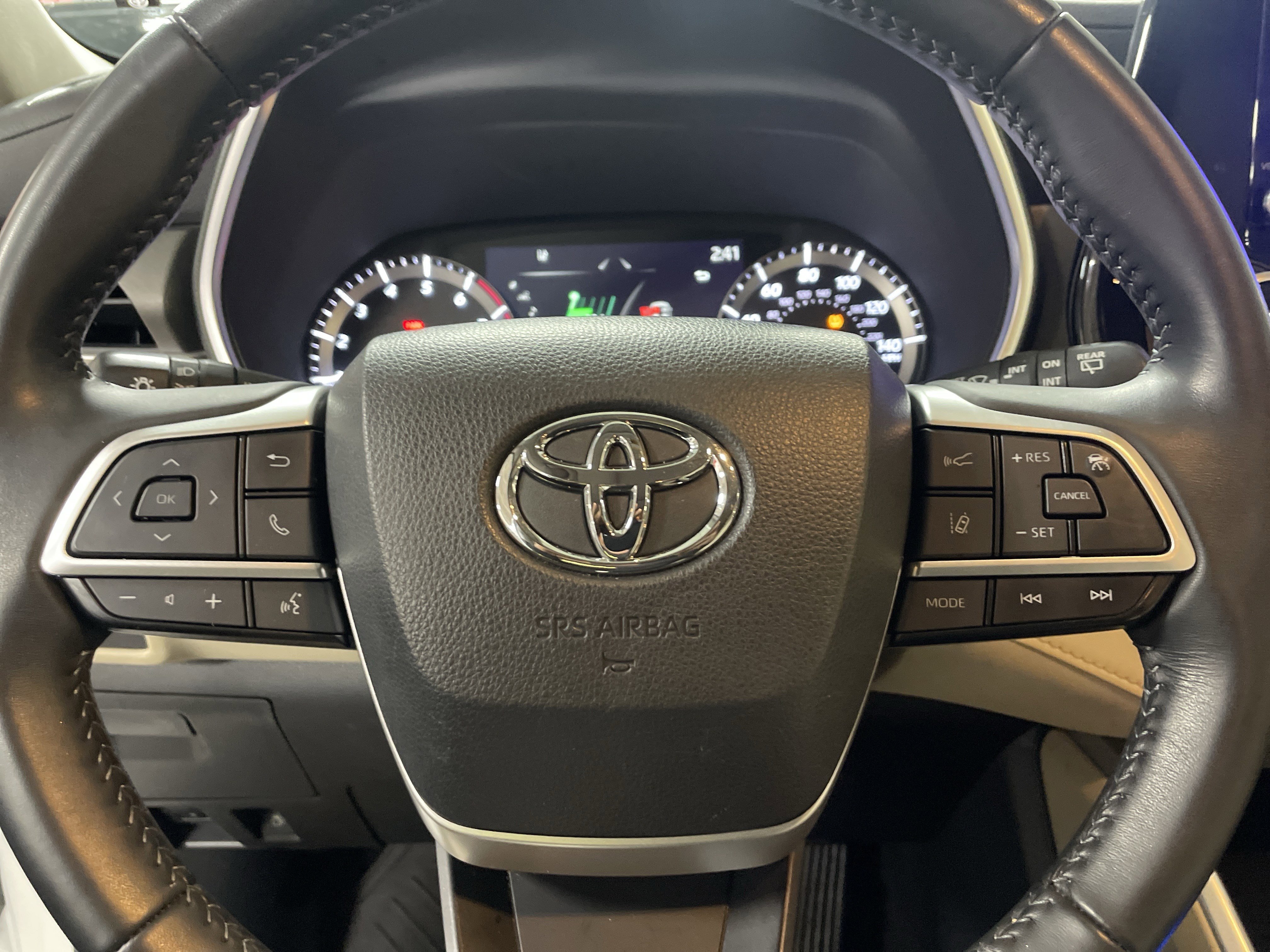 Used 2023 Toyota Highlander XLE image 18