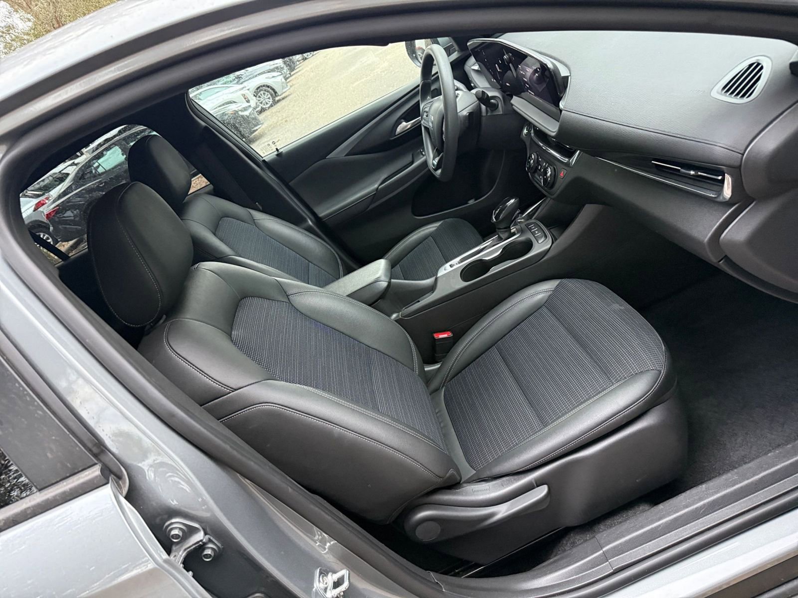 Used 2025 Buick Envista Preferred image 21