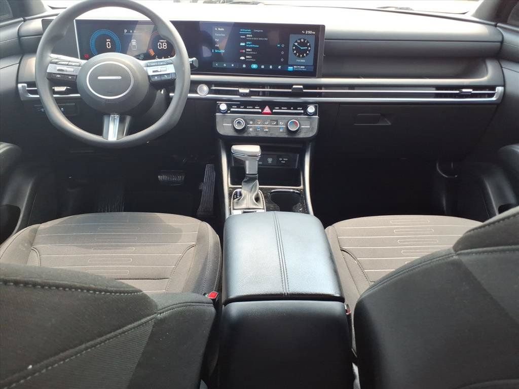 Used 2025 Hyundai Santa Cruz SE FWD image 14
