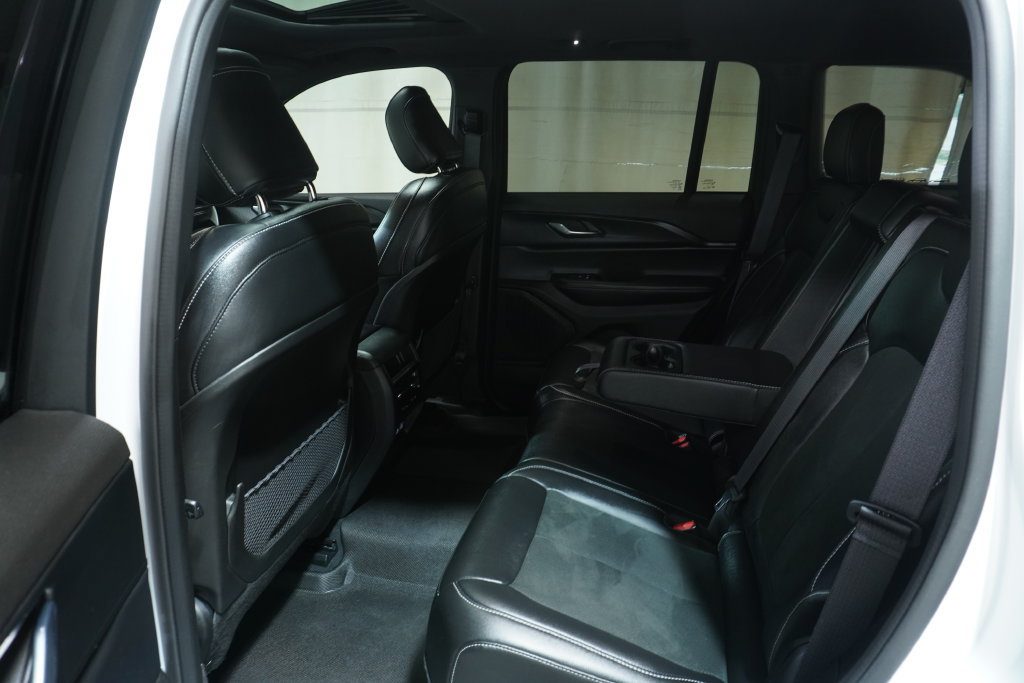 Used 2025 Jeep Grand Cherokee Altitude AWD/4WD image 14