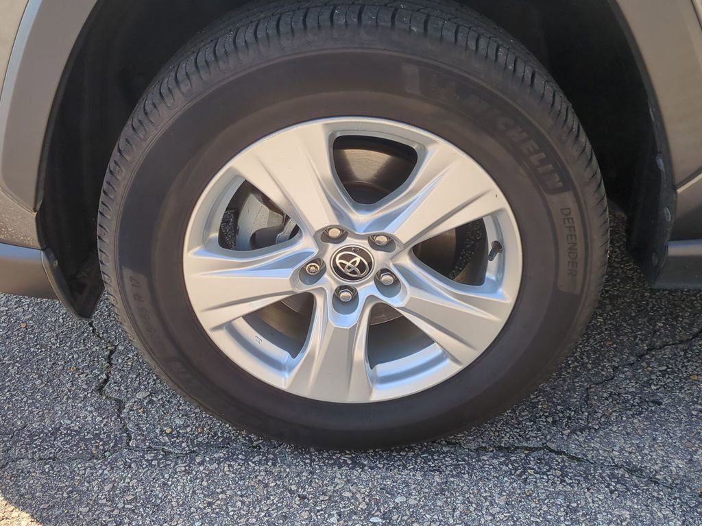 Used 2021 Toyota RAV4 XLE image 10