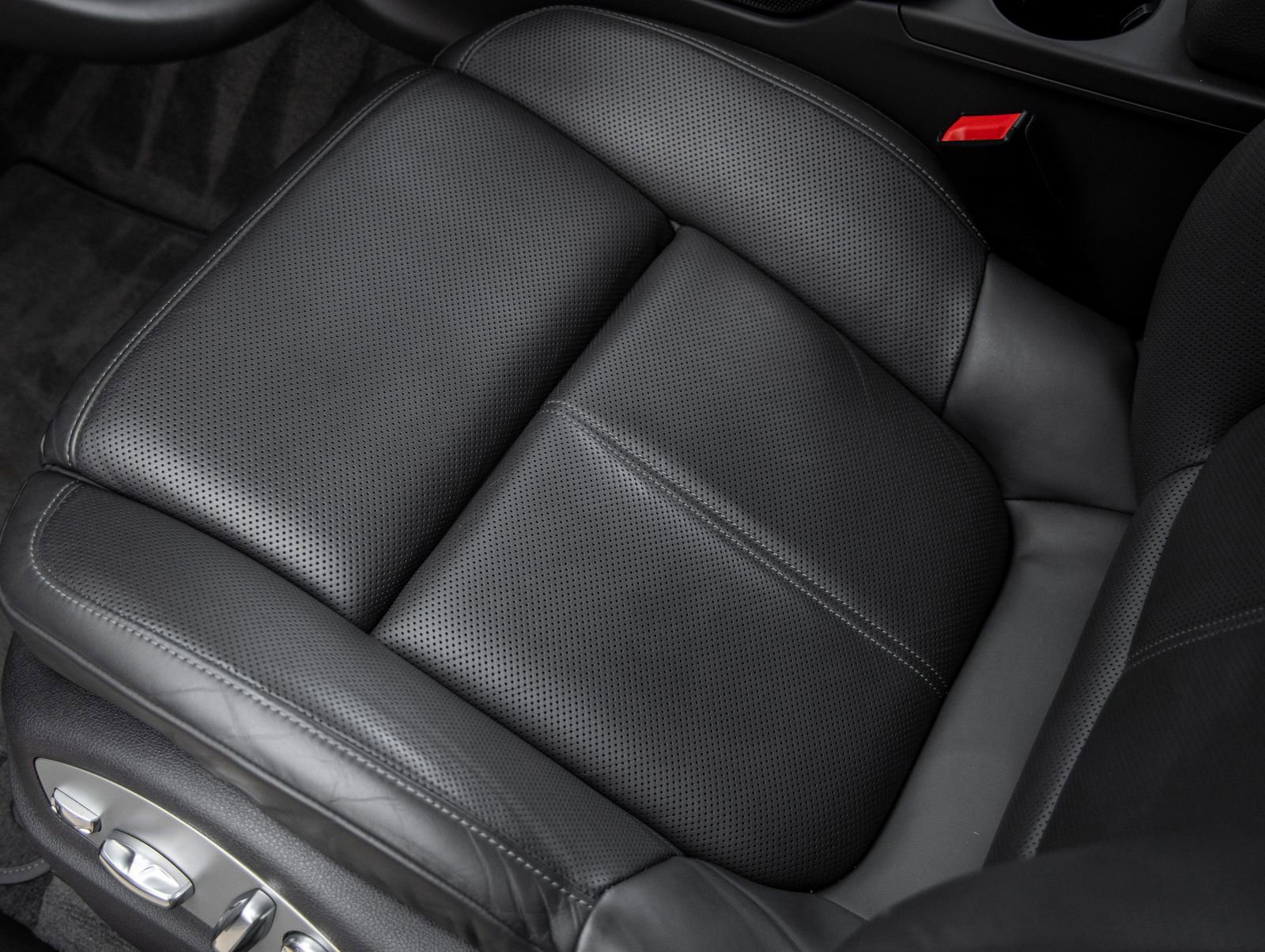 Certified 2022 Porsche Macan AWD/4WD image 22