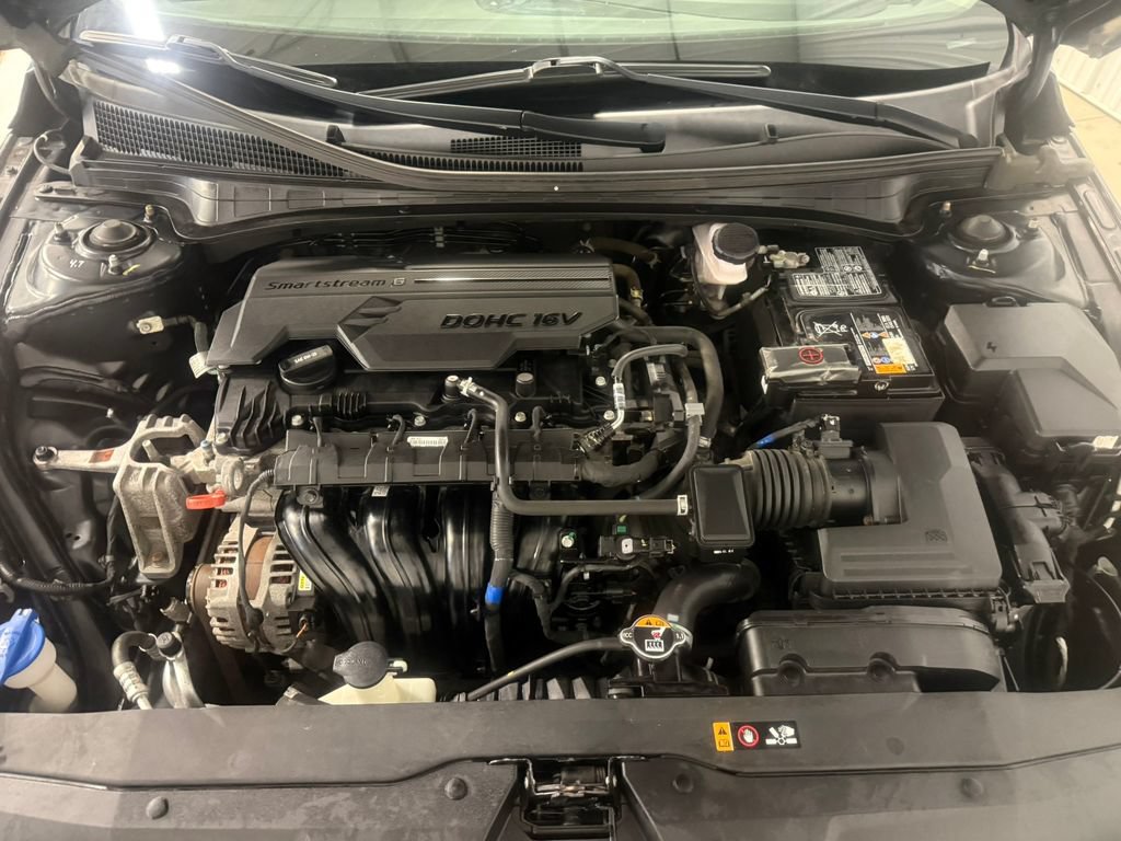 Used 2022 Hyundai Elantra SE FWD image 16