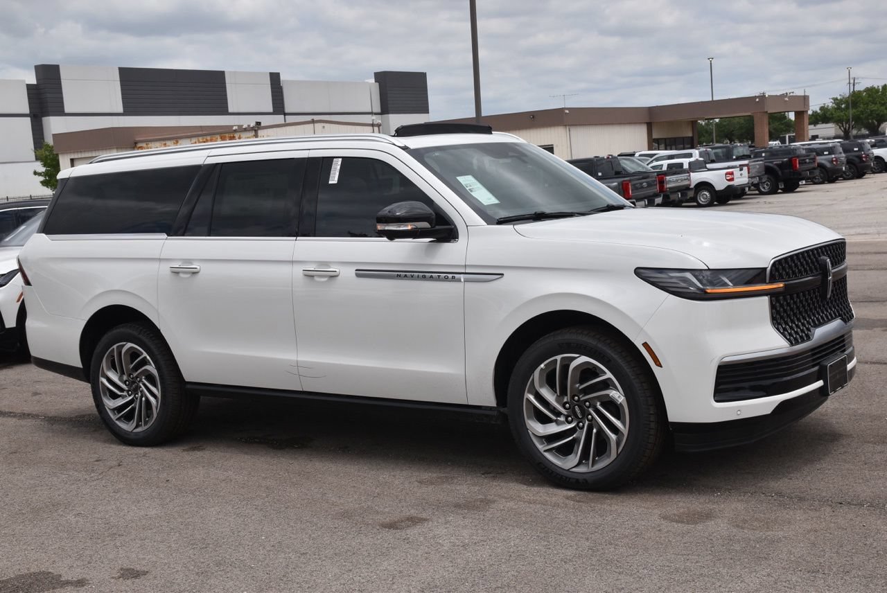 New 2026 Lincoln Navigator L Reserve AWD/4WD image 4