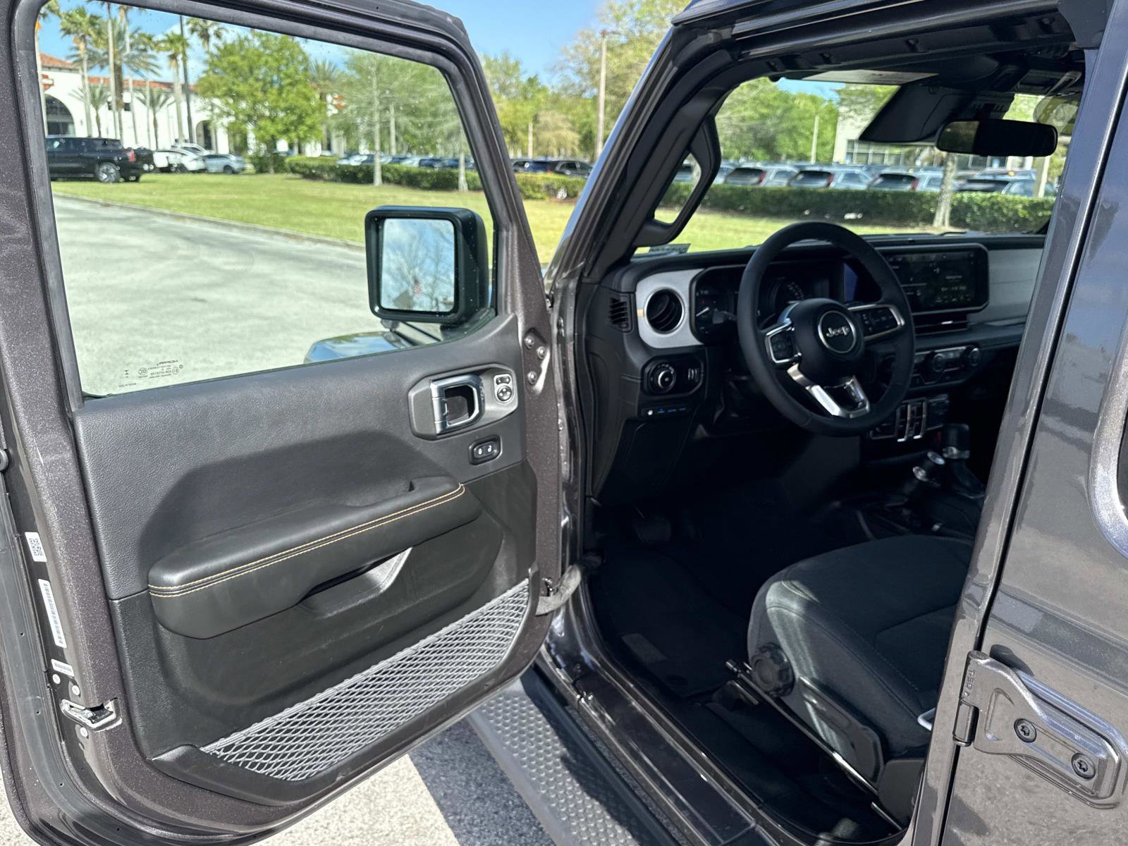 Used 2025 Jeep Wrangler Sahara image 18