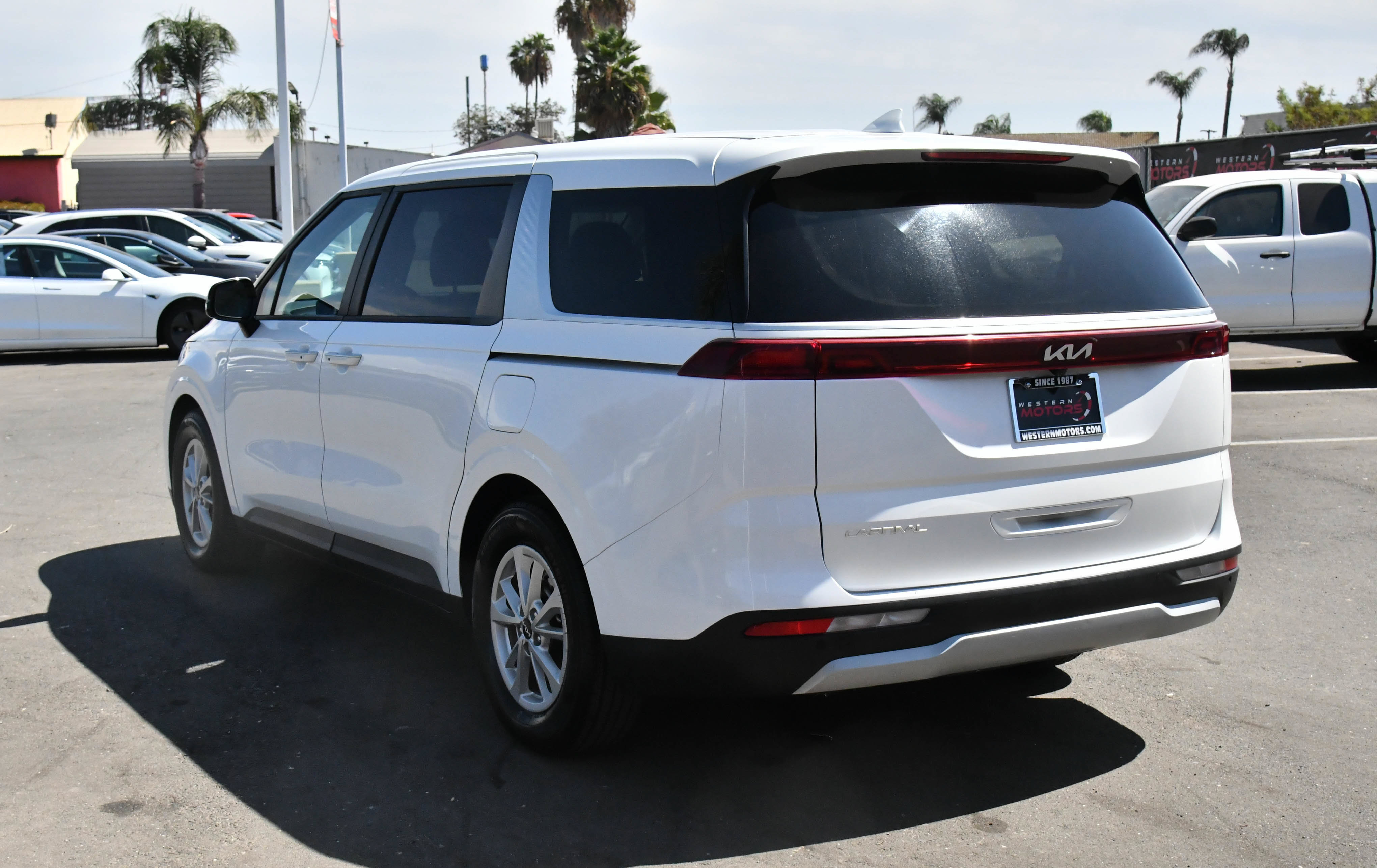 Used 2023 Kia Carnival LX FWD image 6