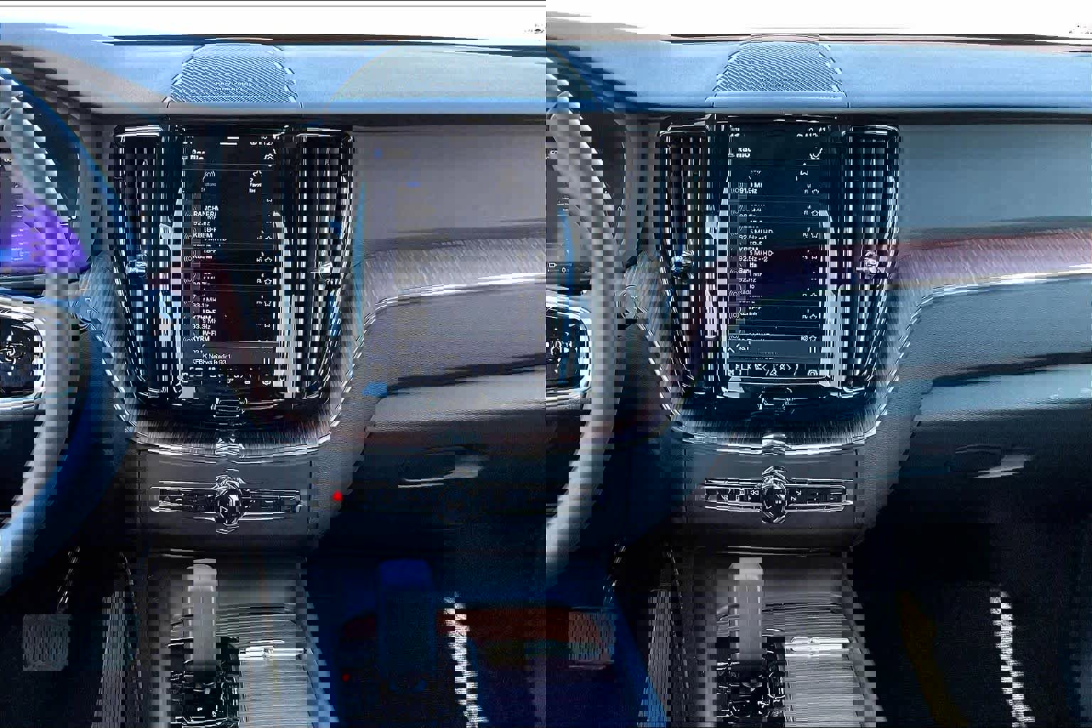 Used 2023 Volvo XC60 T8 Plus image 9