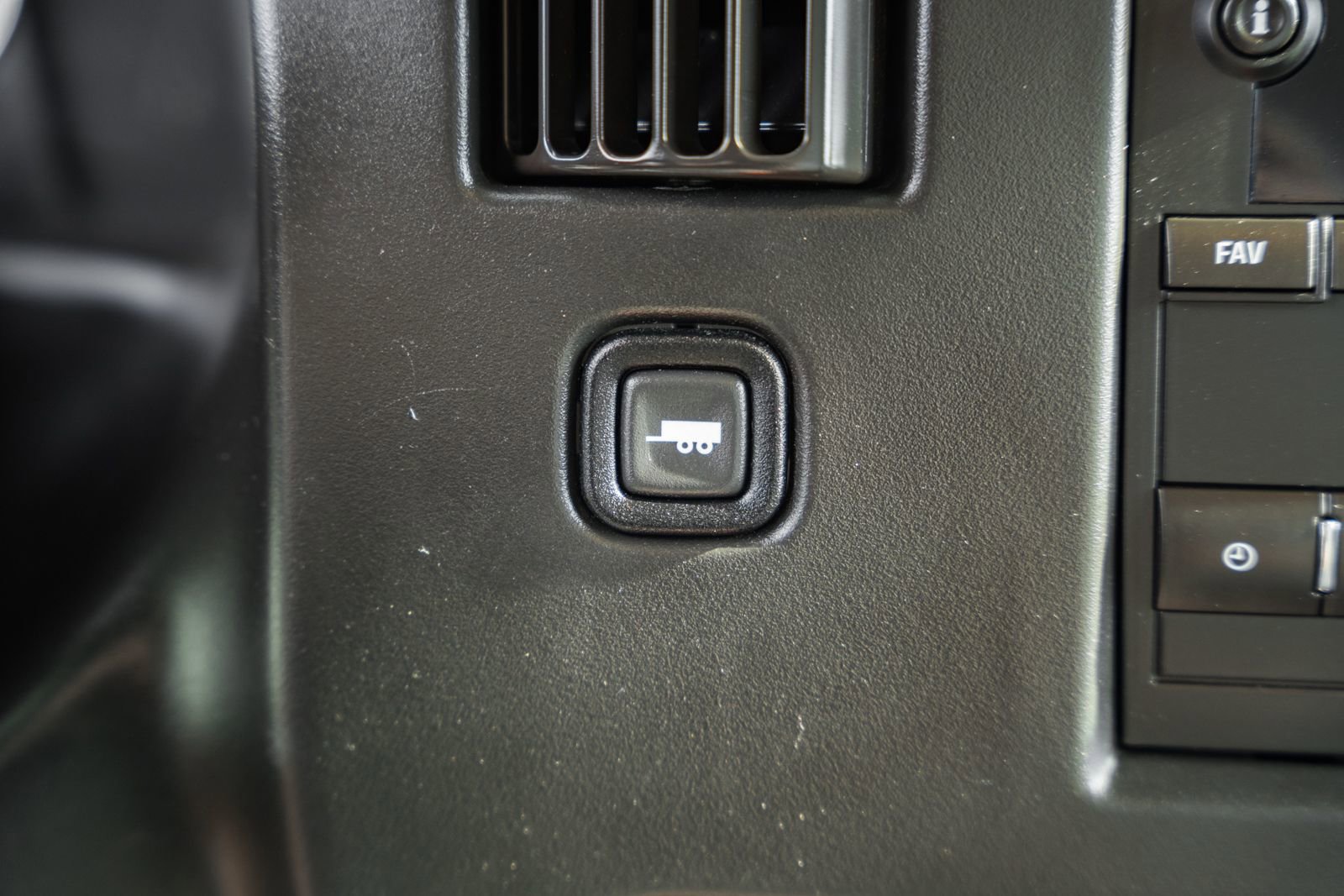 Used 2018 Chevrolet Express 3500 w/ Driver Convenience Package image 29