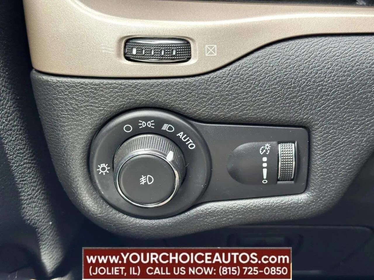 Used 2018 Jeep Cherokee Latitude w/ Safety Group AWD/4WD image 47