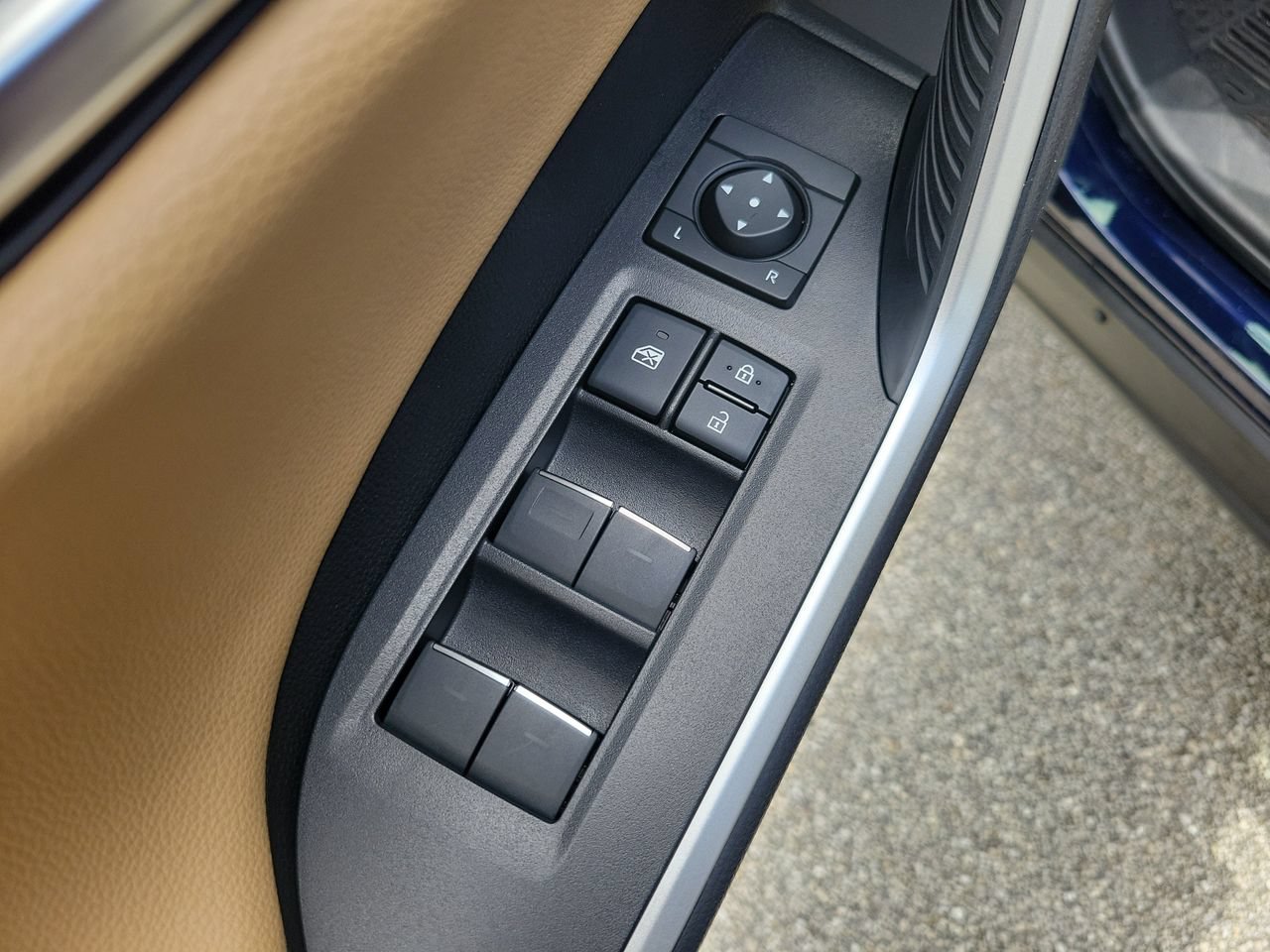 Used 2025 Toyota RAV4 Limited AWD/4WD image 15