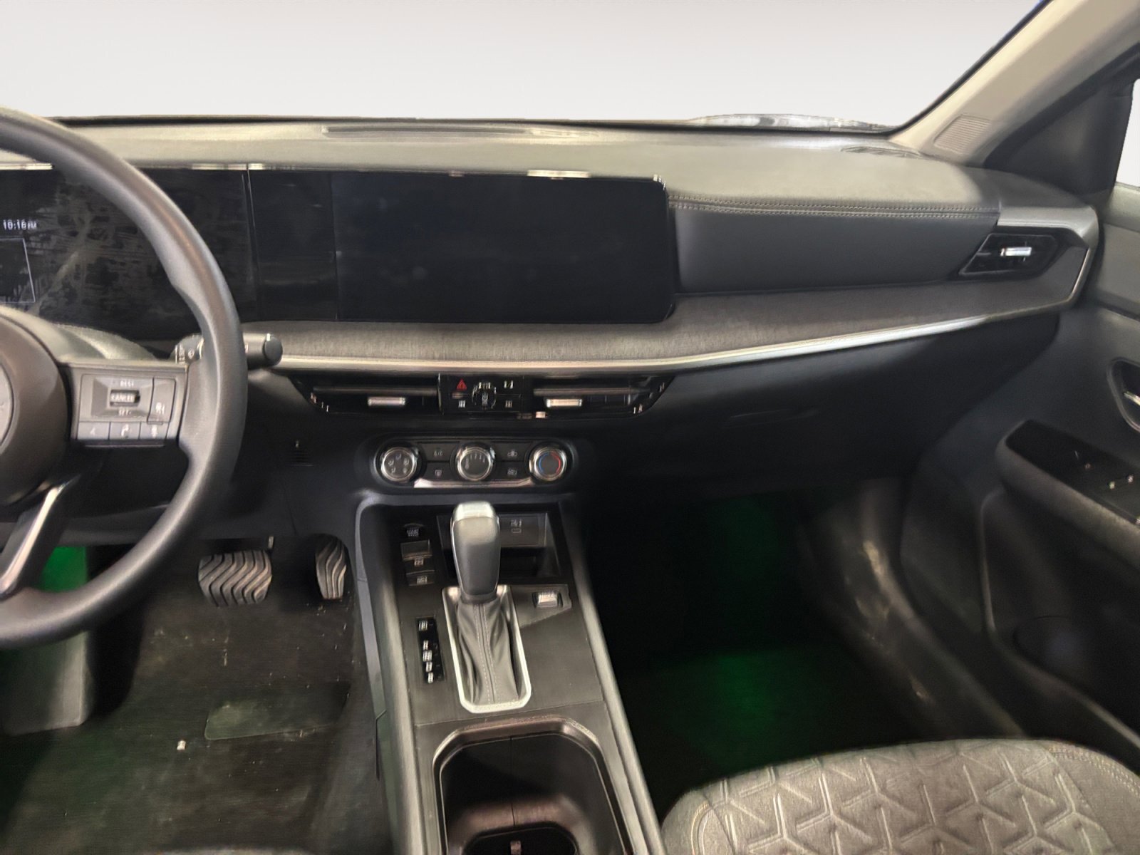 Used 2025 Nissan Kicks SV w/ Interior Electronics Package image 11