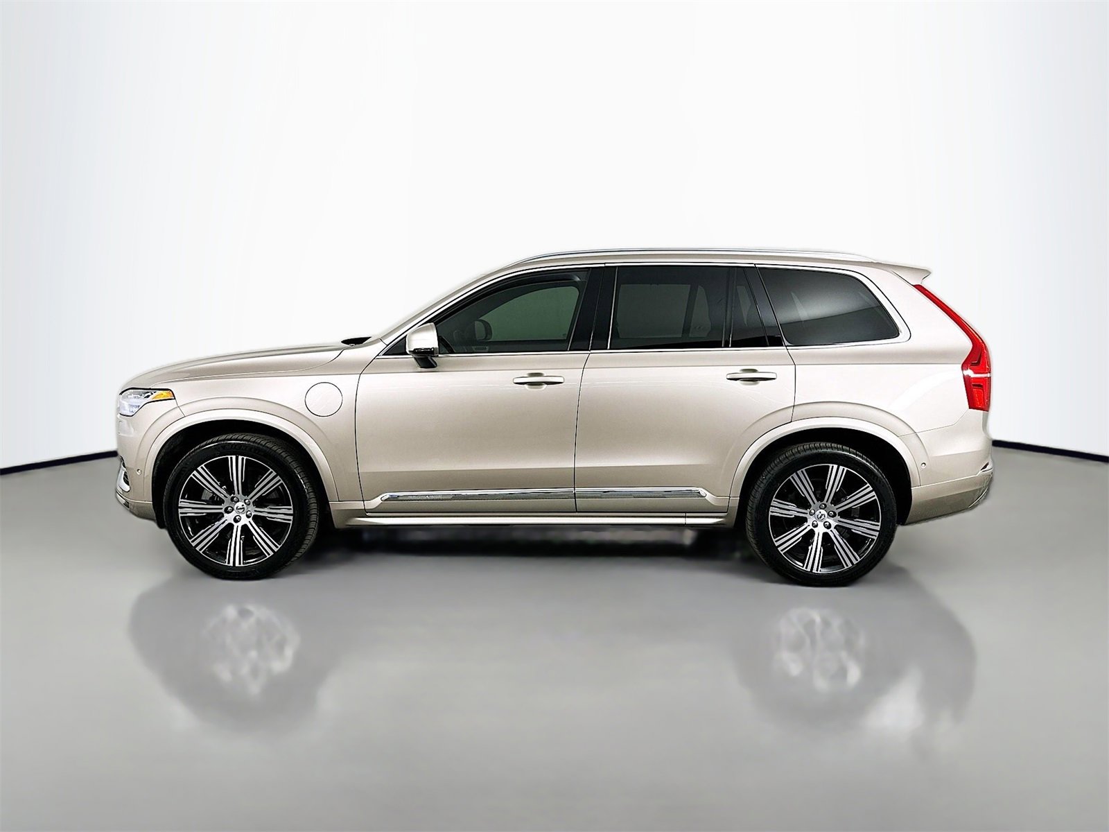 Used 2024 Volvo XC90 T8 Ultimate w/ Lounge Package image 4