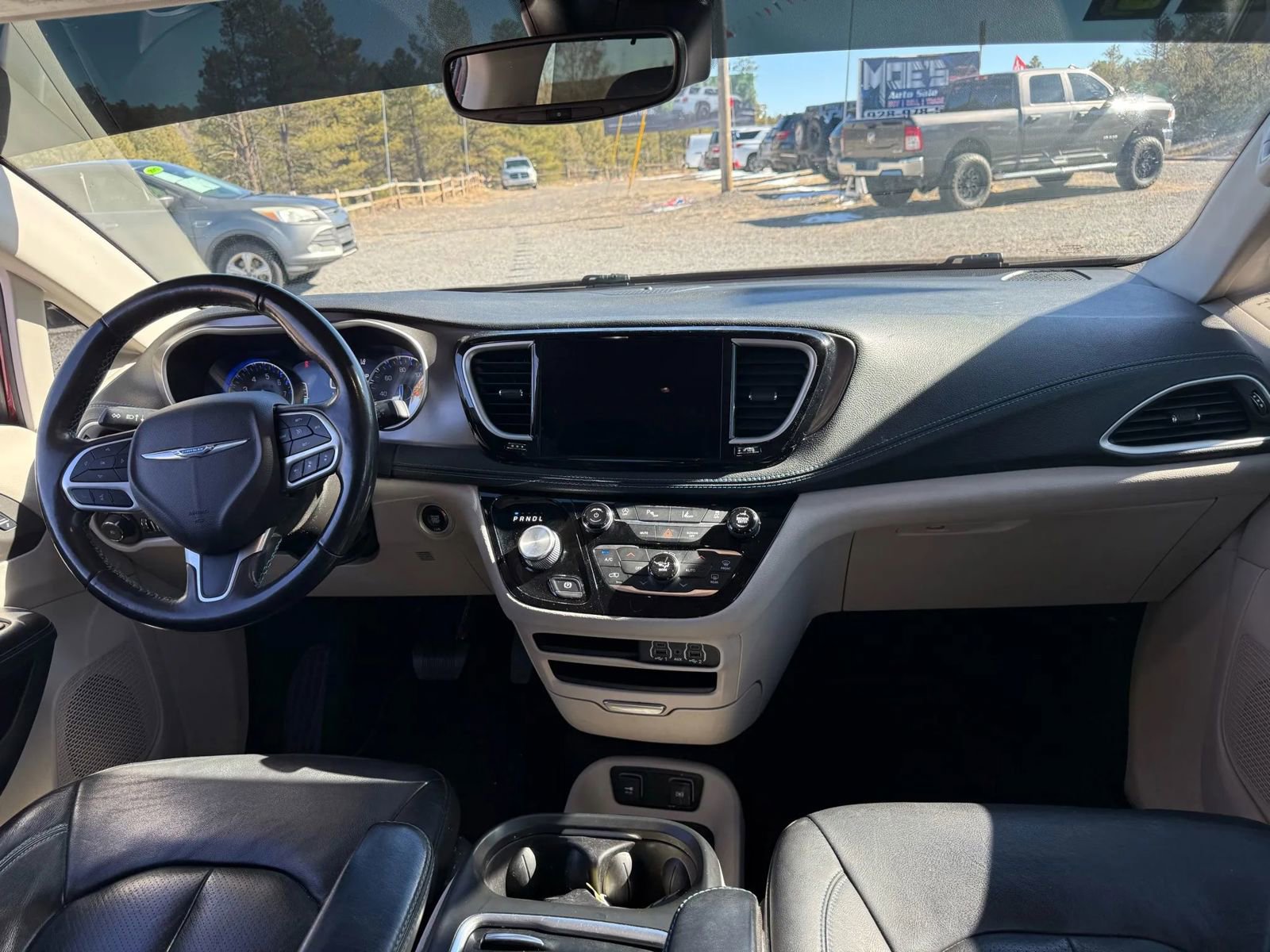 Used 2021 Chrysler Pacifica Touring-L image 14