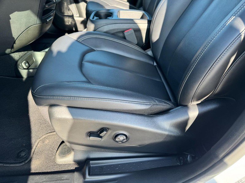 Used 2025 Chrysler Pacifica Select image 26