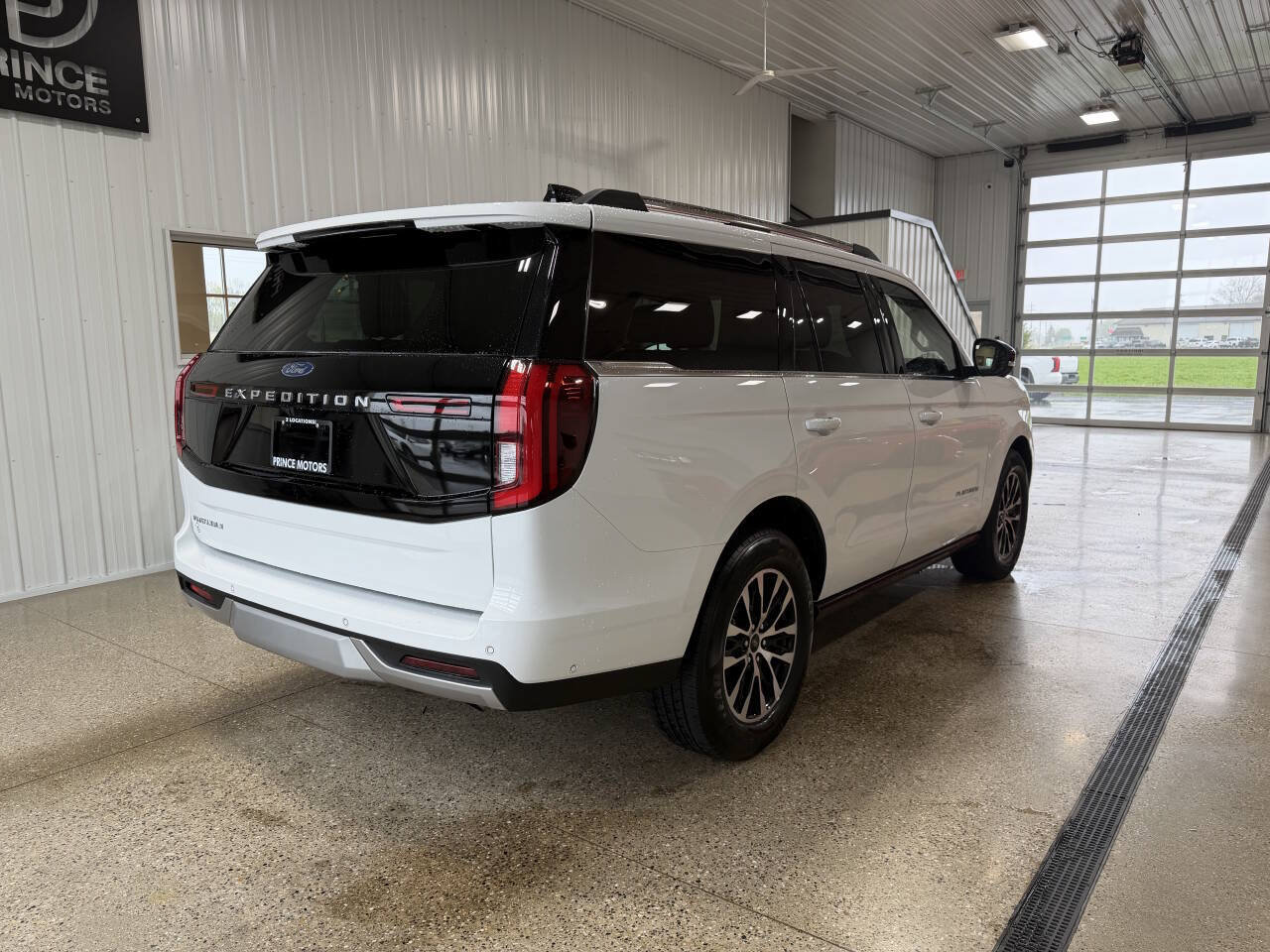 Used 2025 Ford Expedition Platinum AWD/4WD image 4