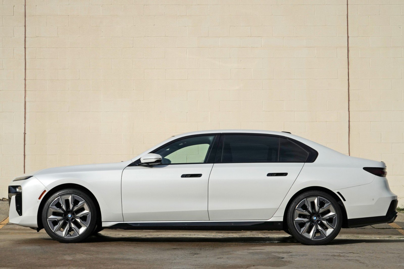 Used 2023 BMW 760i xDrive w/ Executive Package AWD/4WD image 9