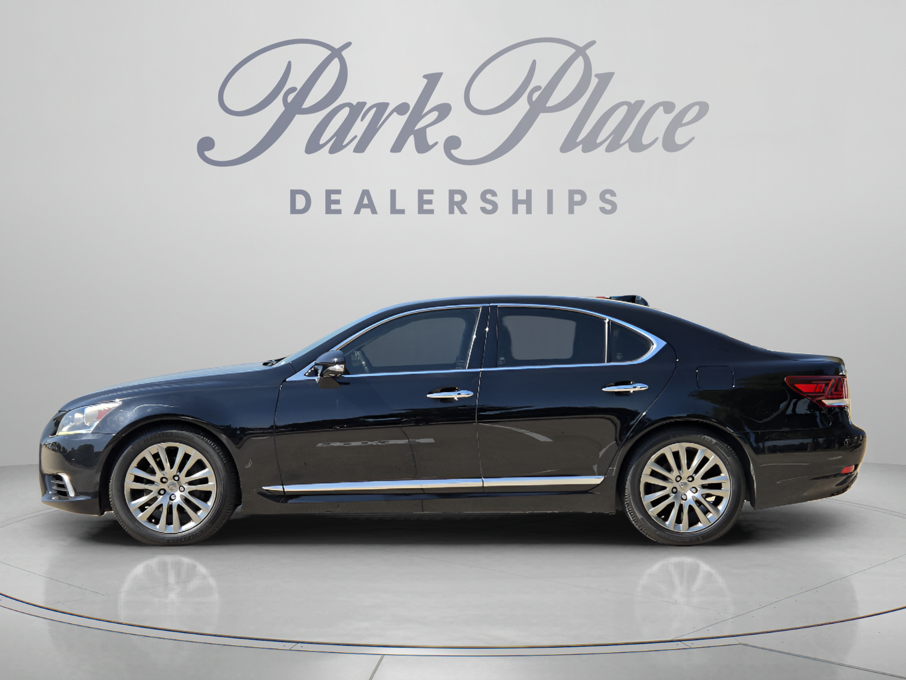 Used 2017 Lexus LS 460 w/ Comfort Package RWD image 2