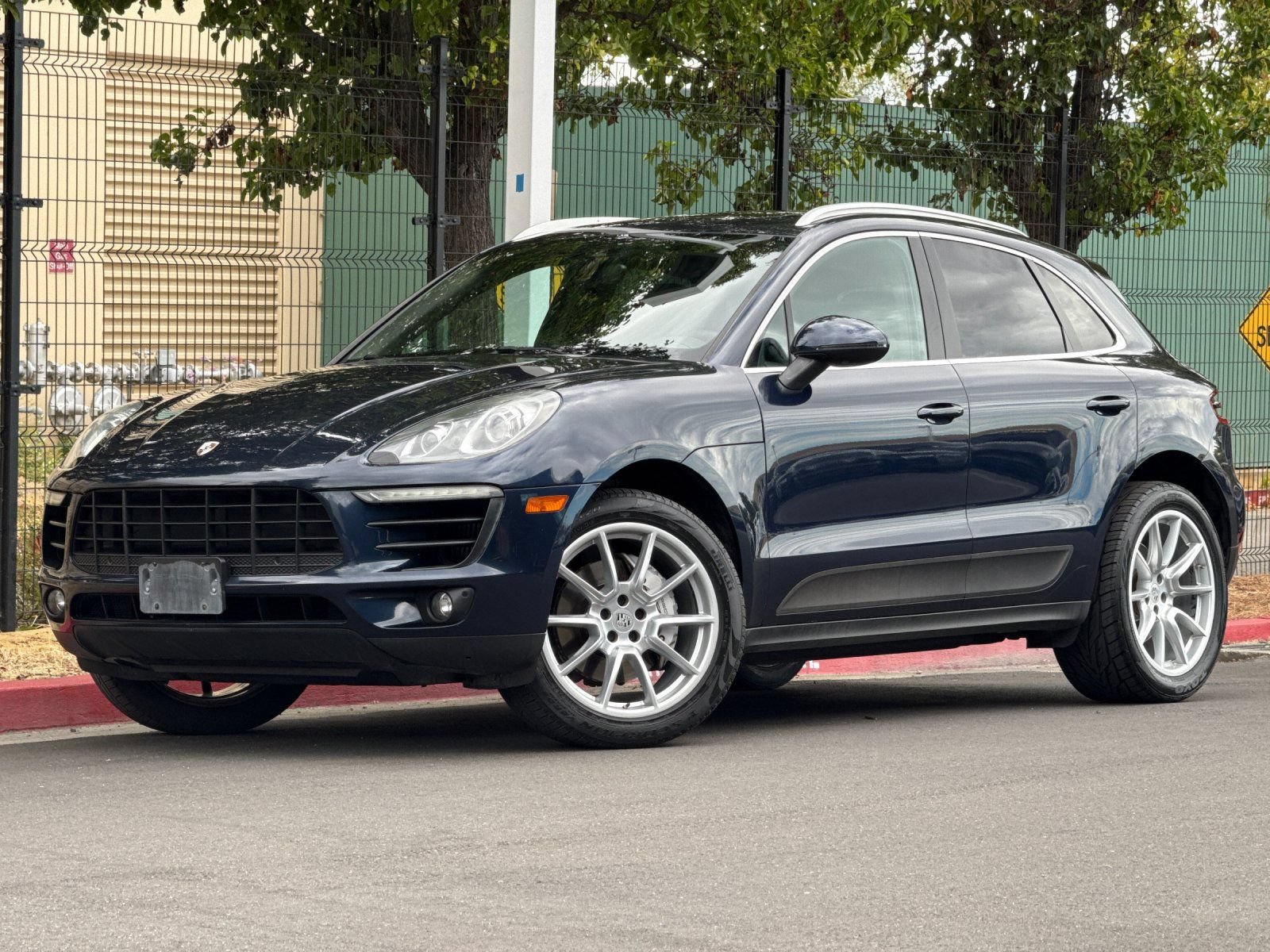 Used 2017 Porsche Macan S AWD/4WD image 2