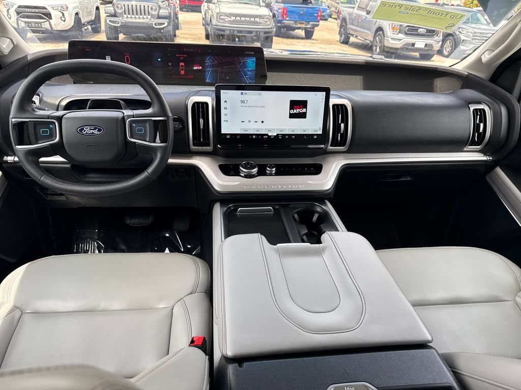 Used 2025 Ford Expedition Active RWD image 6