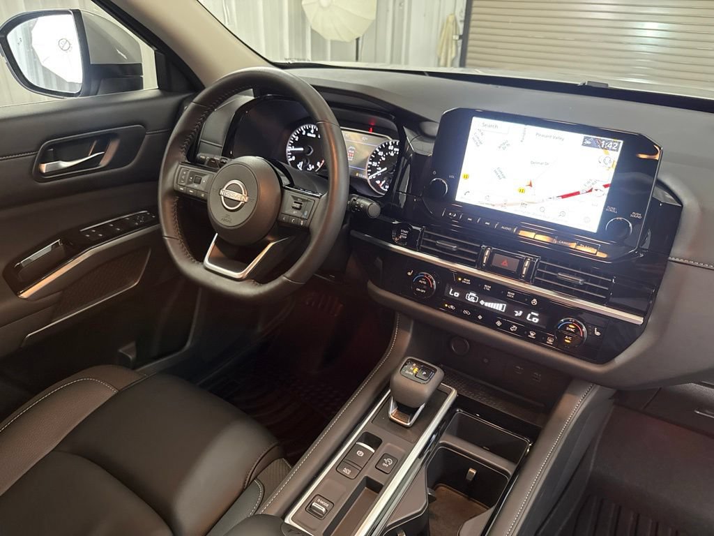 Used 2025 Nissan Pathfinder SL w/ Black Appearance Package FWD image 24