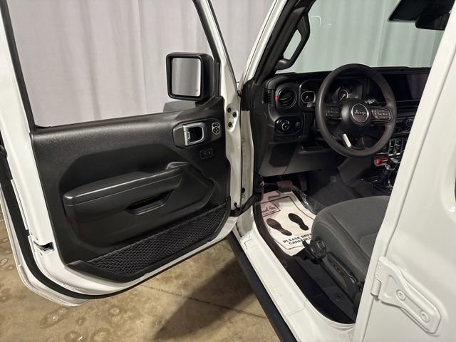 Used 2025 Jeep Wrangler Unlimited Rubicon AWD/4WD image 2