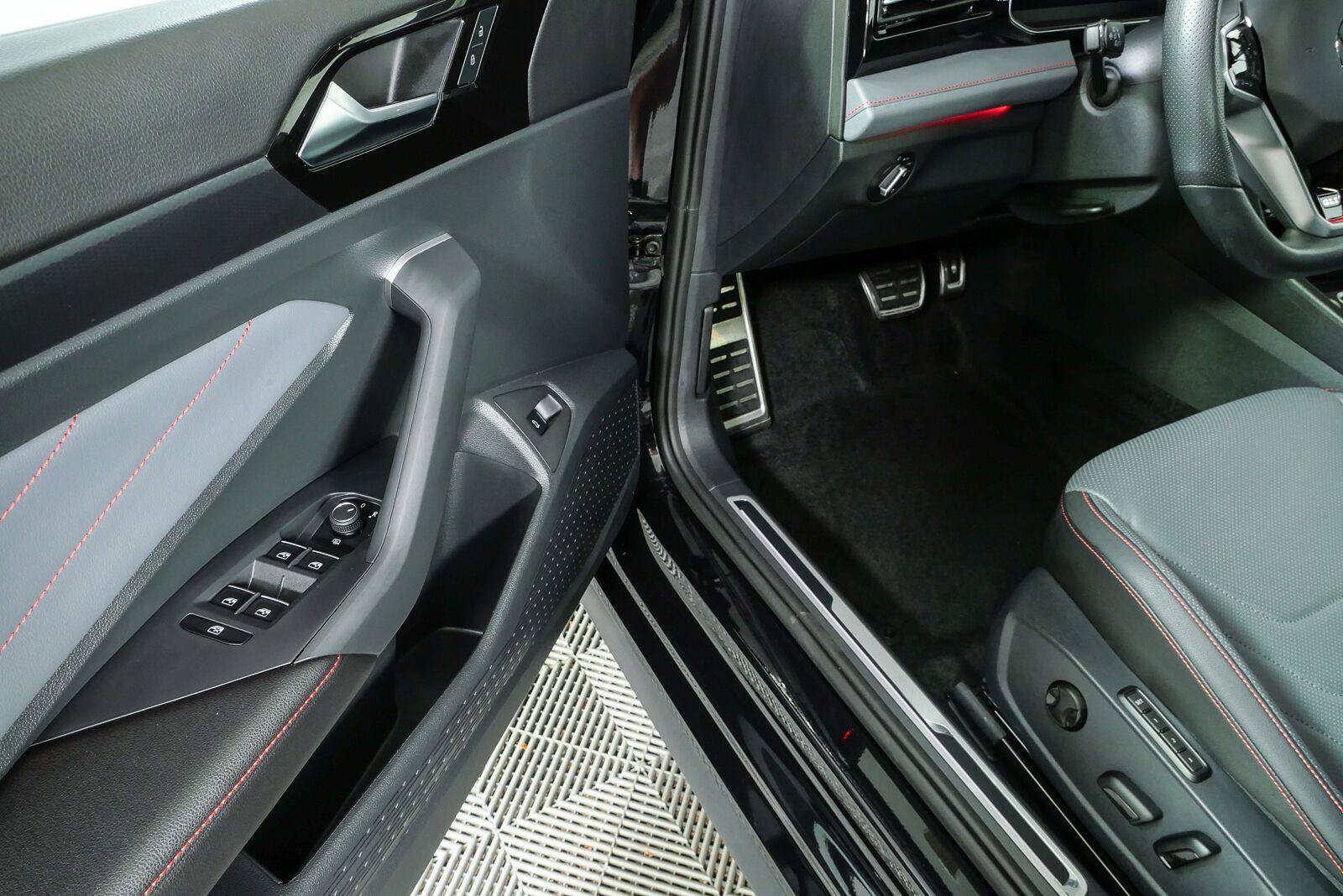 Certified 2025 Volkswagen Jetta GLI Autobahn w/ GLI Black Package FWD image 7