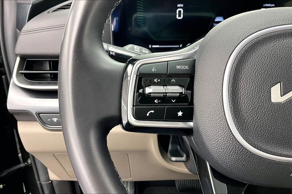 Used 2025 Kia Carnival image 18