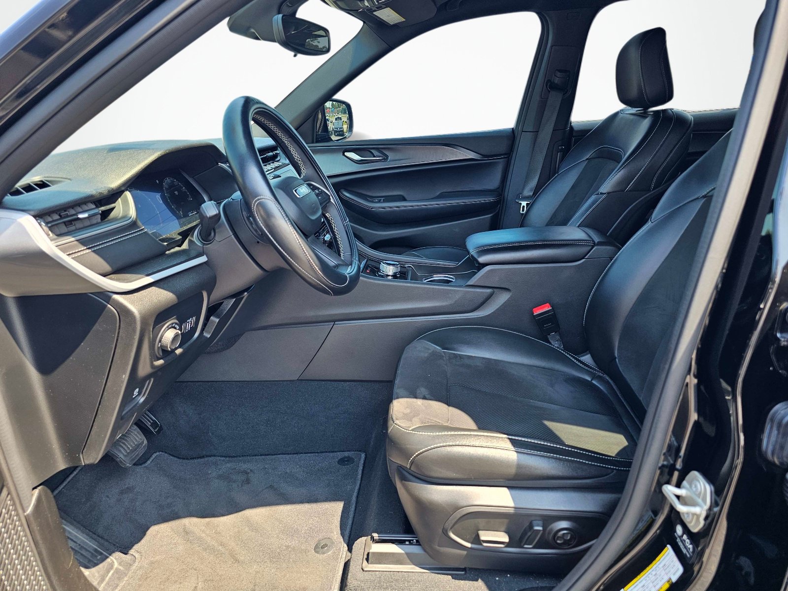 Used 2024 Jeep Grand Cherokee L Laredo RWD image 16