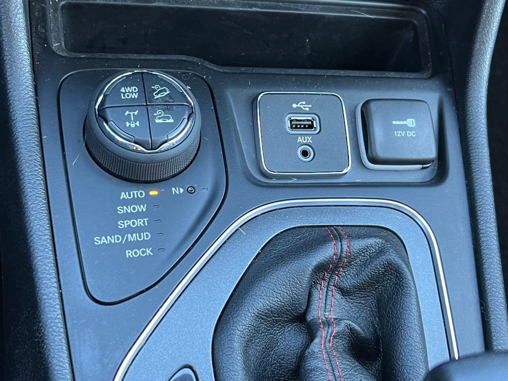 Used 2019 Jeep Cherokee Trailhawk image 30