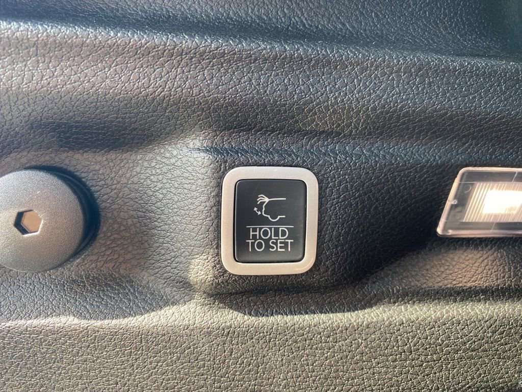 Used 2024 Jeep Grand Cherokee L Laredo image 13