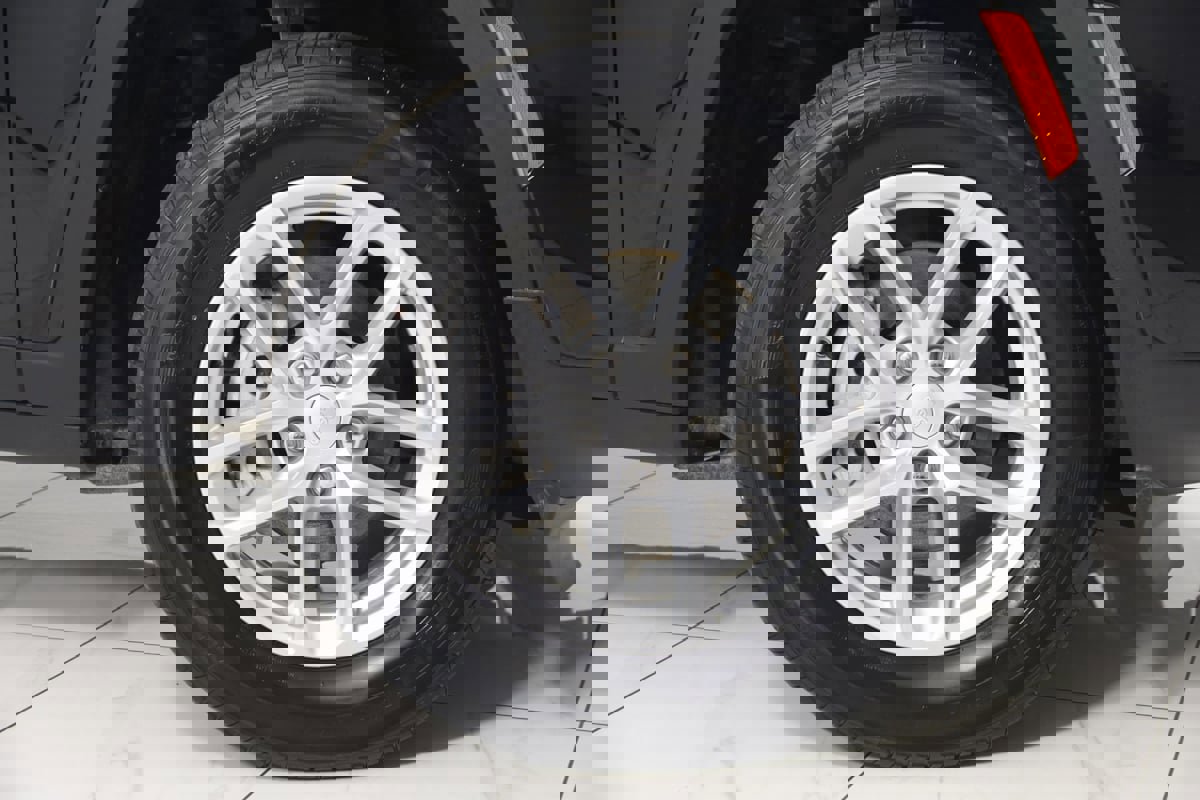 Used 2023 Jeep Grand Cherokee Laredo X image 13