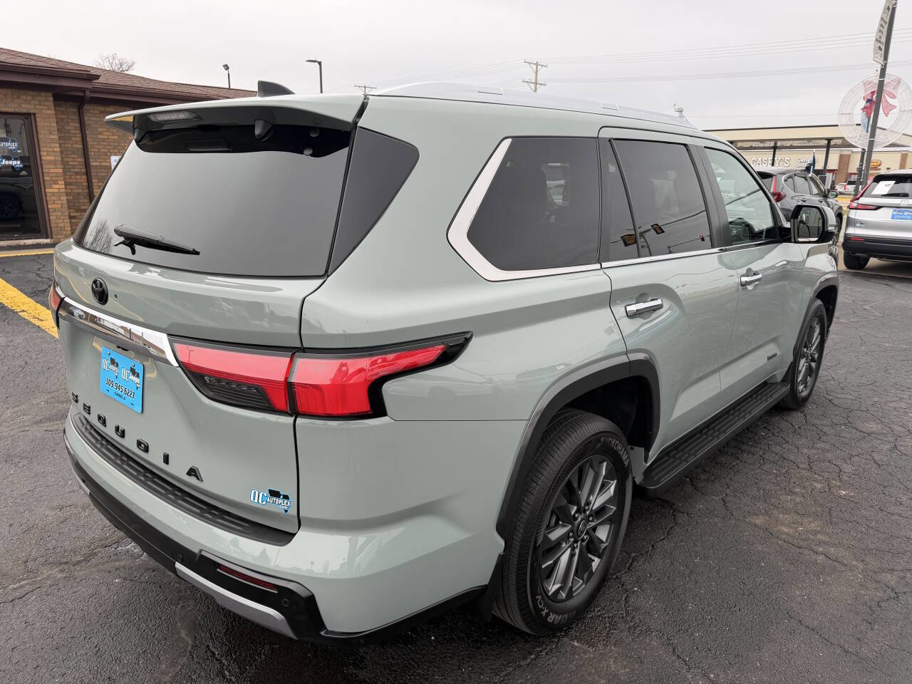 Used 2024 Toyota Sequoia Limited w/ Tow Technology Package AWD/4WD image 6