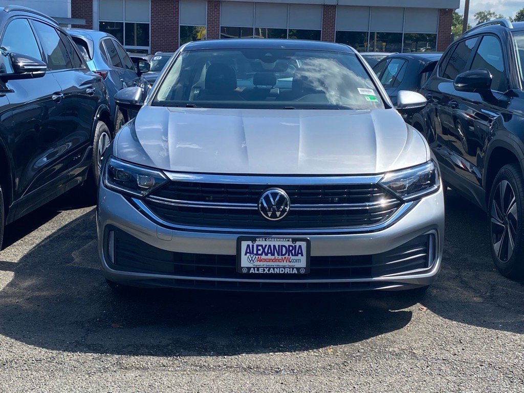 Certified 2024 Volkswagen Jetta SEL image 3