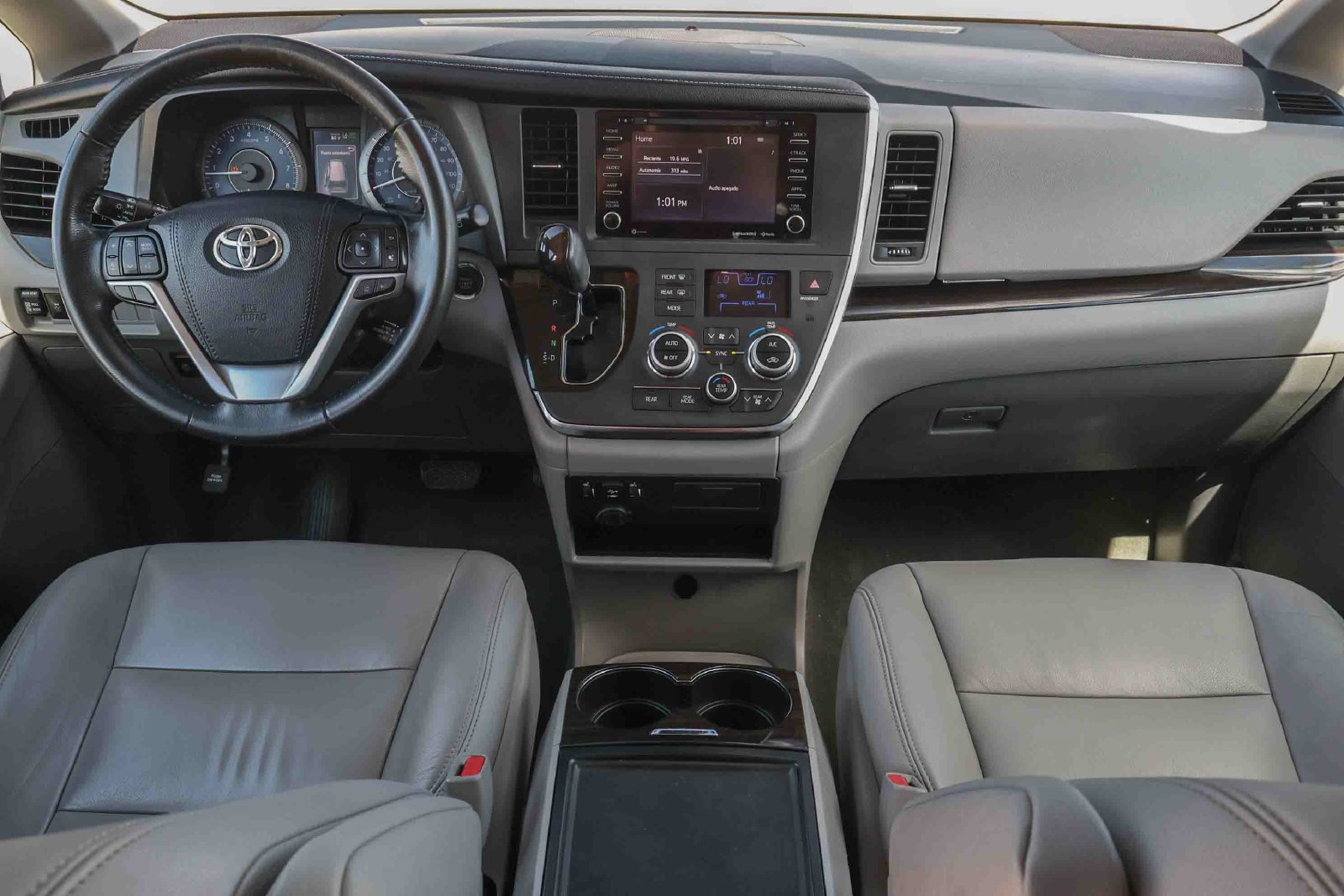 Used 2019 Toyota Sienna XLE FWD image 2