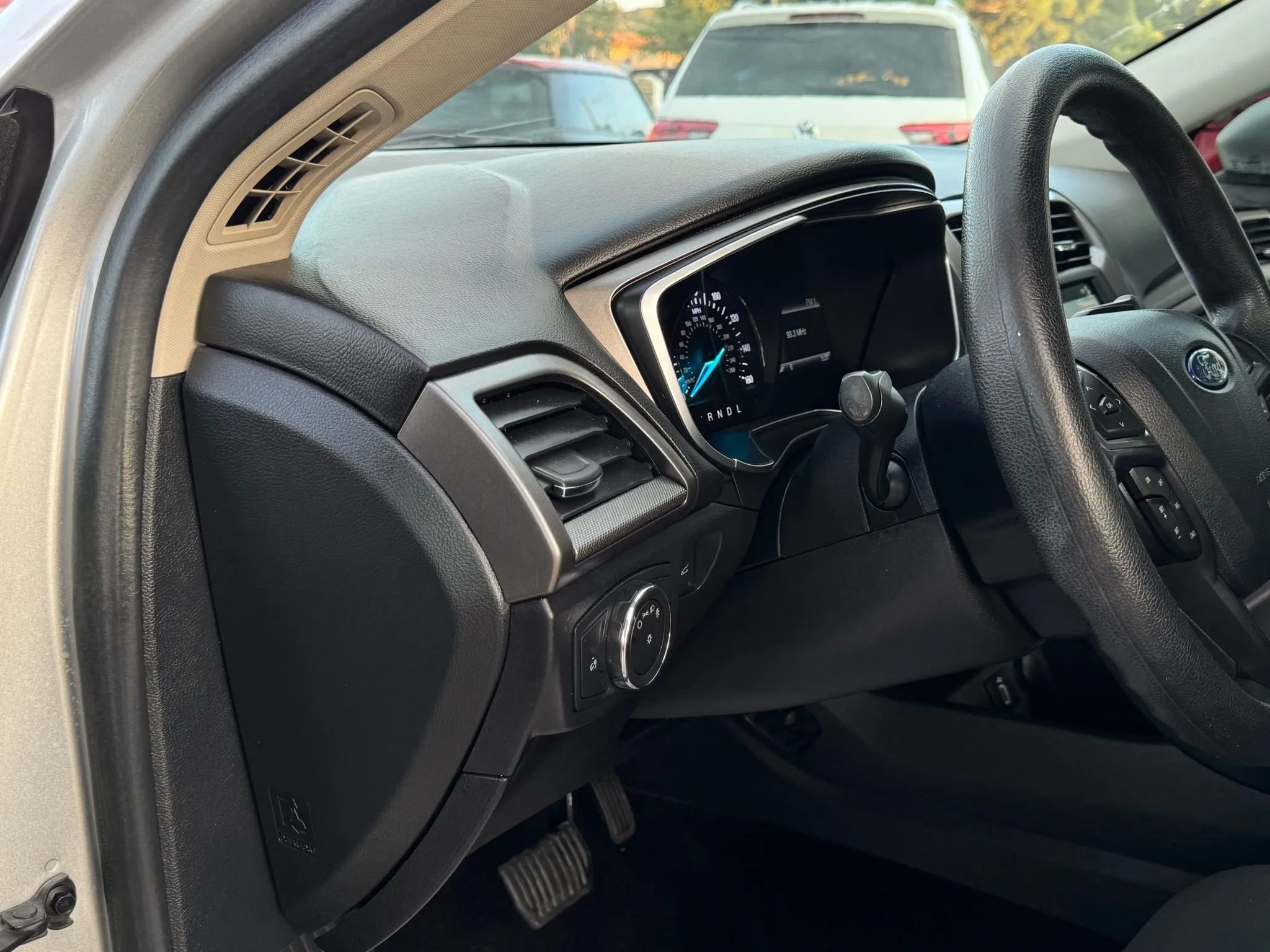 Used 2017 Ford Fusion SE w/ Fusion SE Technology Package FWD image 12