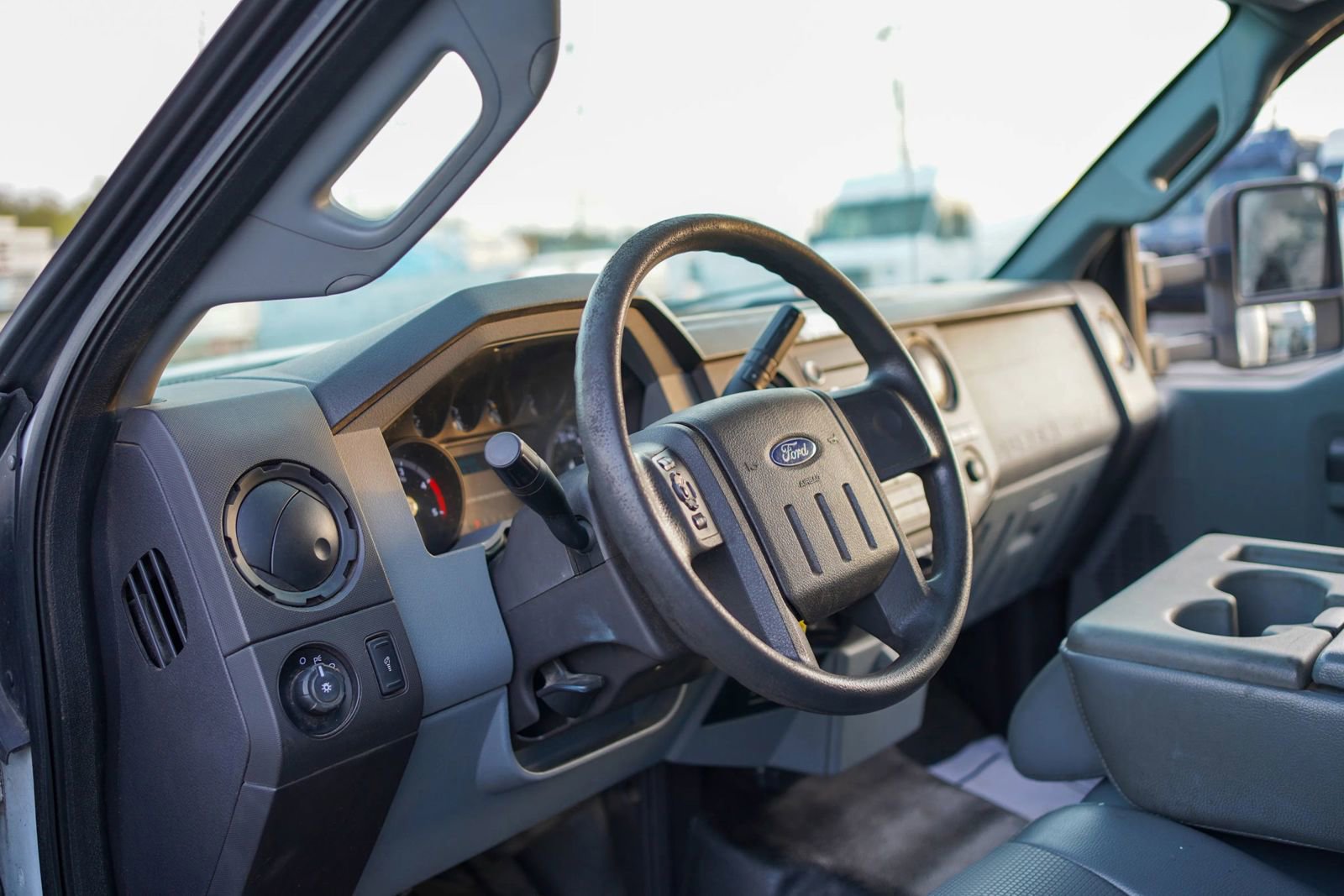 Used 2015 Ford F550 2WD Regular Cab Super Duty image 3