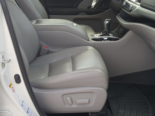 Used 2017 Toyota Highlander XLE w/ Carpet Mat Package image 19