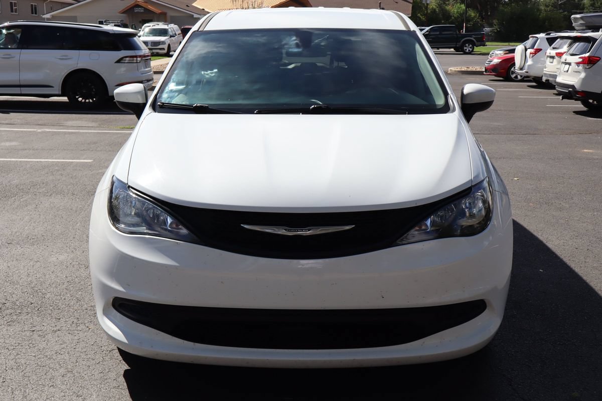 Used 2022 Chrysler Voyager LX FWD image 12