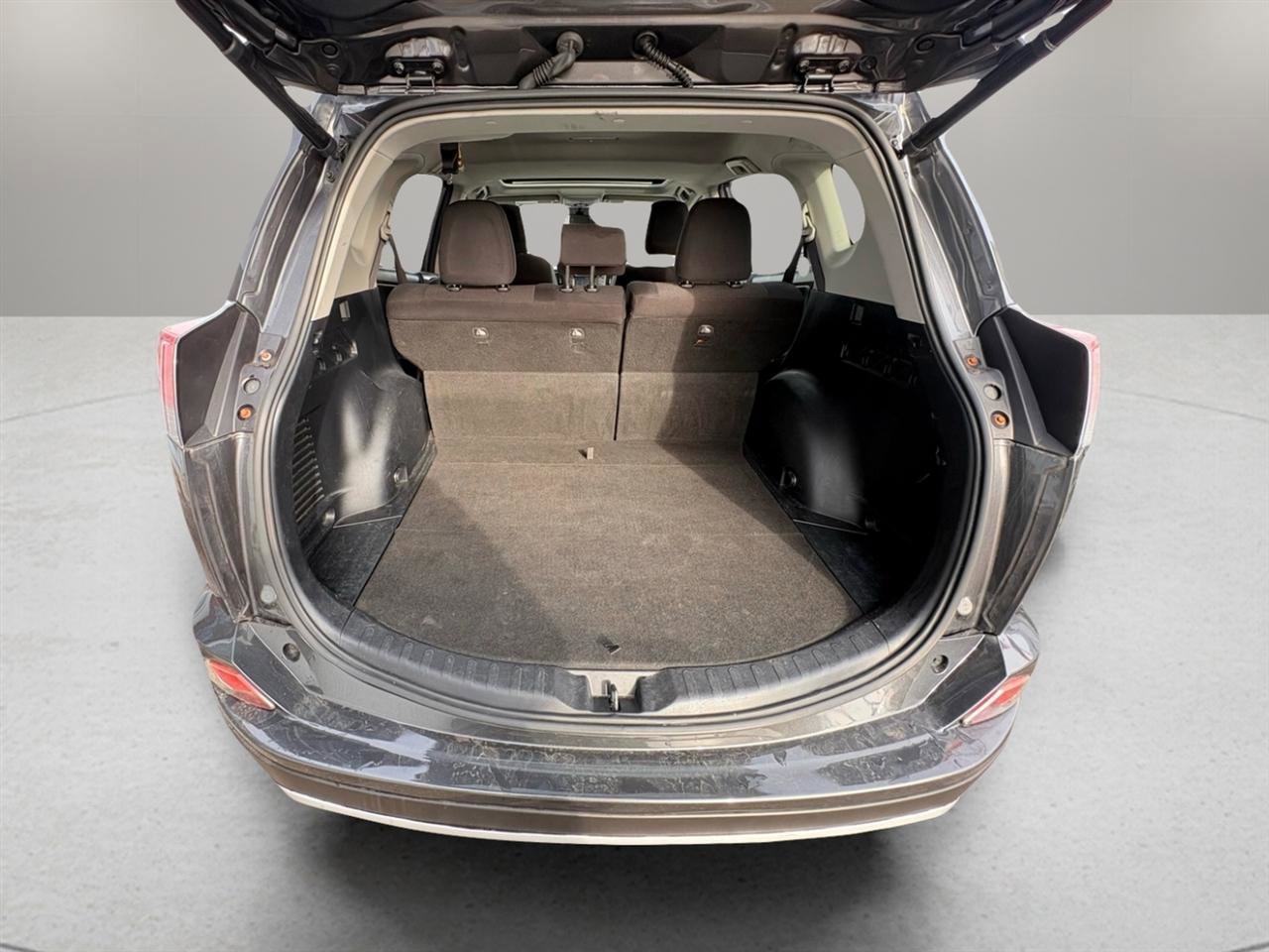 Used 2018 Toyota RAV4 XLE image 31