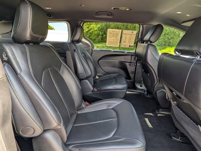 Used 2024 Chrysler Pacifica Limited FWD image 32