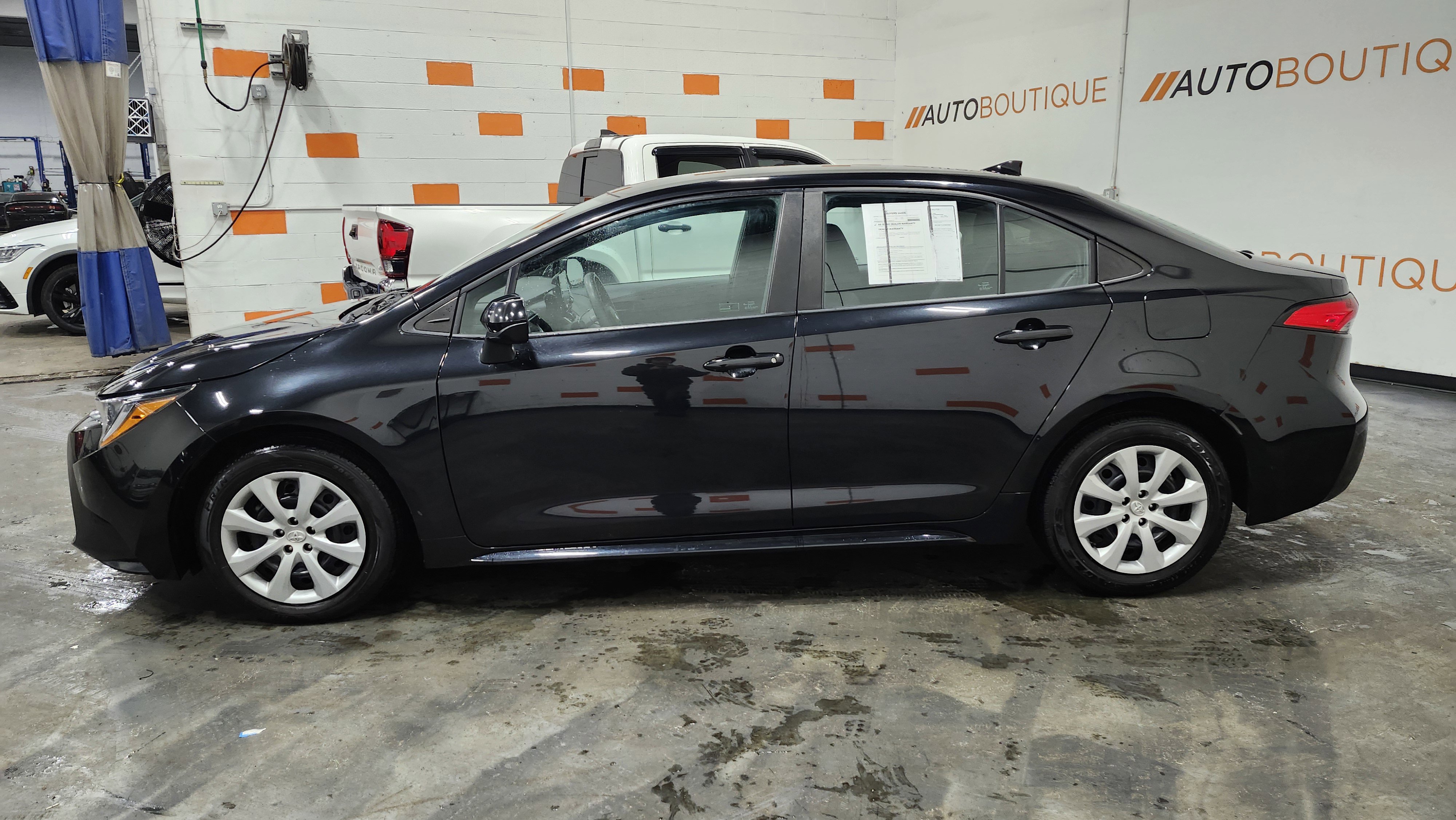 Used 2022 Toyota Corolla LE image 11