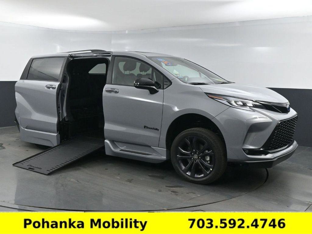 Used 2025 Toyota Sienna XSE image 1