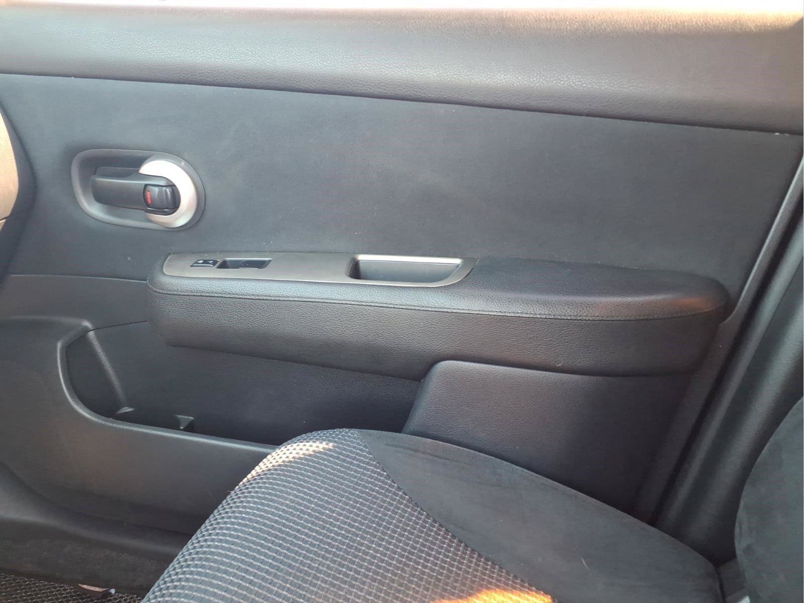 Used 2010 Nissan Versa Hatchback FWD image 28