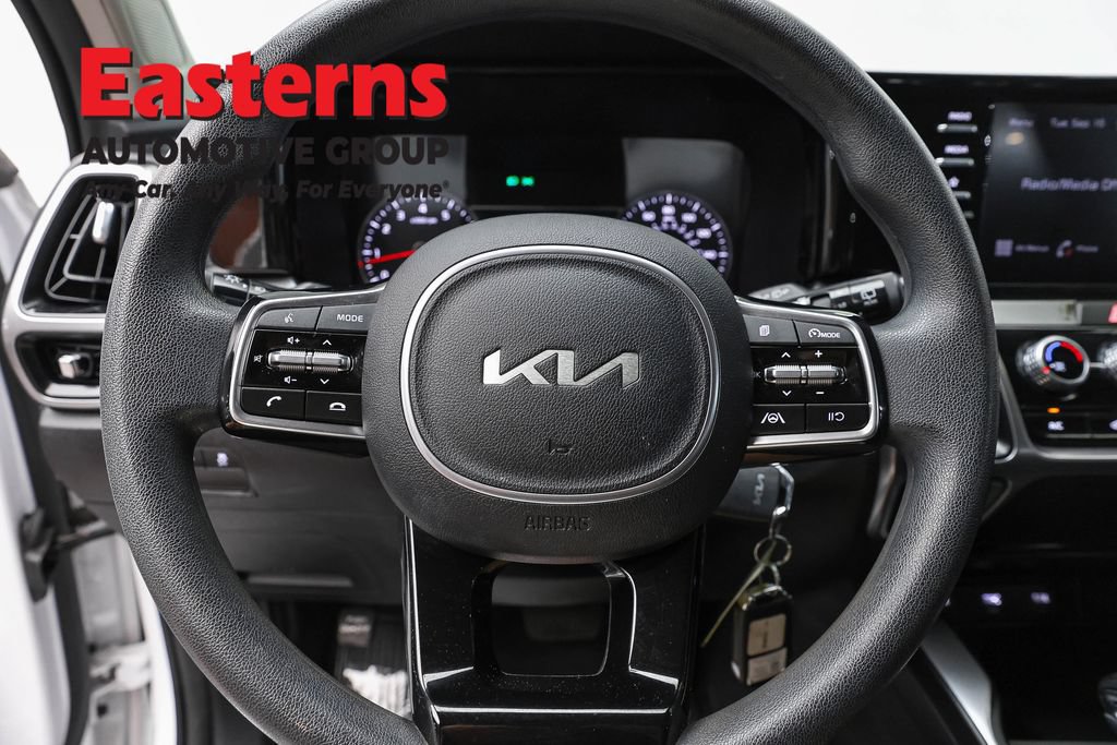 Used 2023 Kia Sorento LX FWD image 11