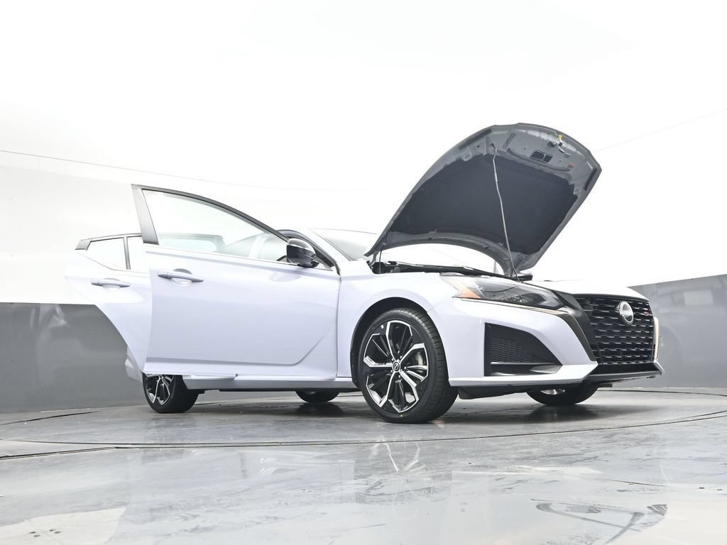 Used 2025 Nissan Altima 2.5 SR FWD image 46