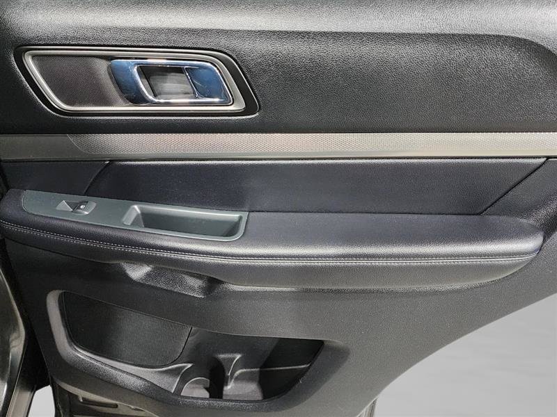 Used 2018 Ford Explorer XLT w/ Equipment Group 202A AWD/4WD image 34