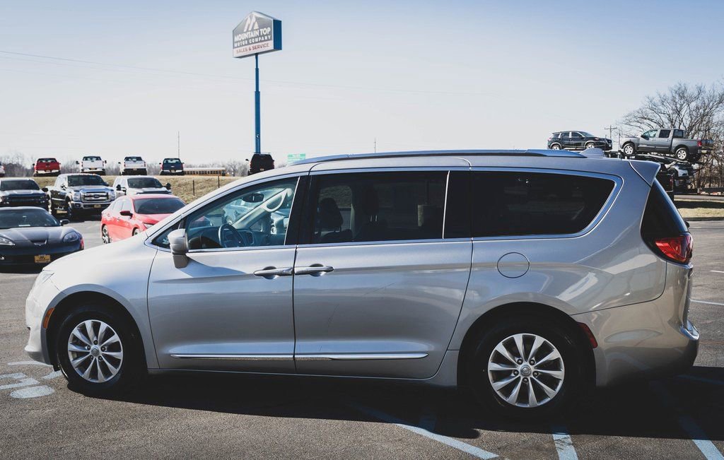 Used 2019 Chrysler Pacifica Touring-L image 18