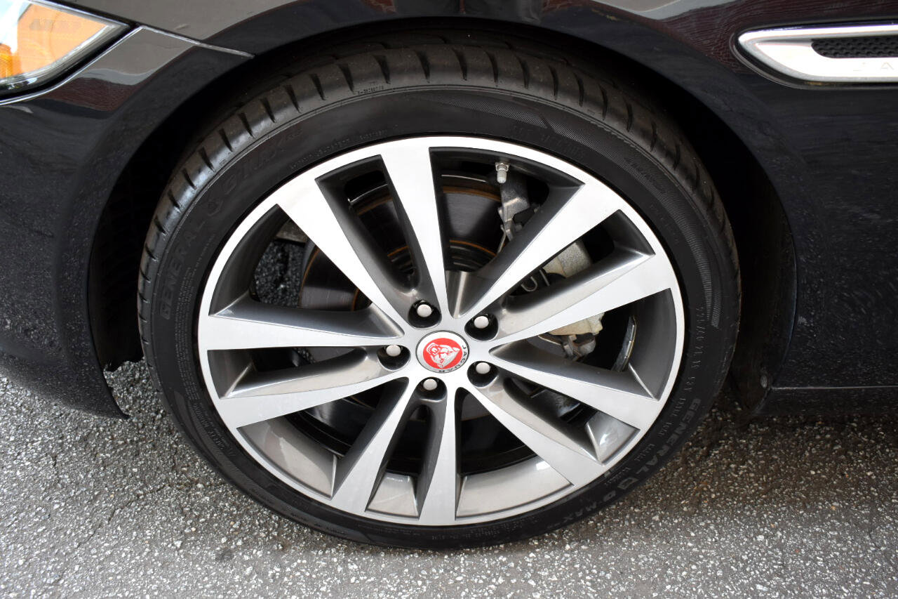 Used 2019 Jaguar XE Prestige image 11