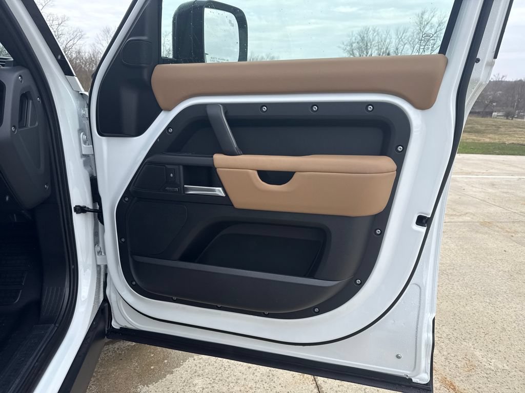 New 2026 Land Rover Defender 130 X-Dynamic SE AWD/4WD image 14