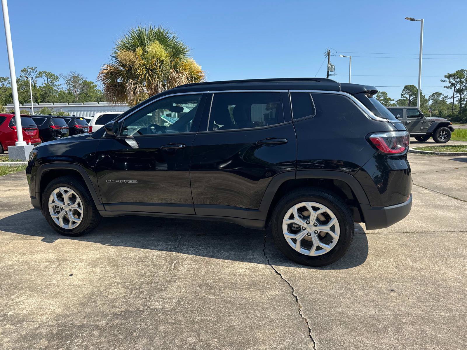 Used 2024 Jeep Compass Latitude AWD/4WD image 5